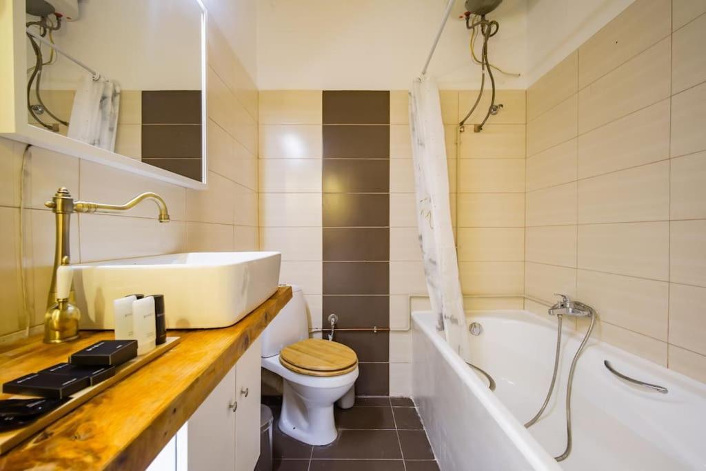 Emporikon Apartment Steps From Historic Center Athen Eksteriør bilde